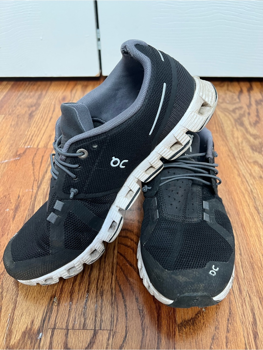 On Running Women’s Black Cloud Sneakers 8.5
